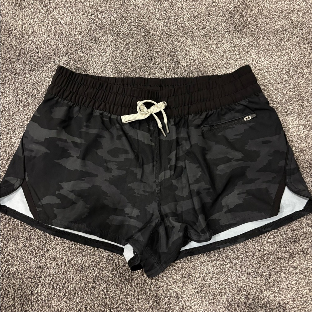 Vuori Women's Navy Camo Athletic Shorts NWOT - Picture 4 of 5